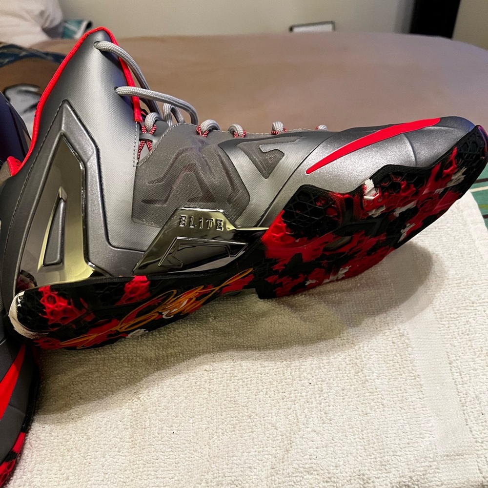 Nike LeBron 11 Elite Team. Size 12 Preowned - Picture 6 of 9